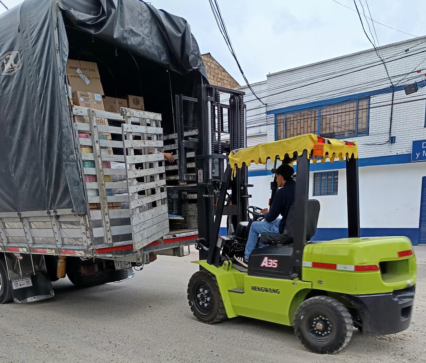 Cargue de mercancía con montacarga en Fast Transport Truck